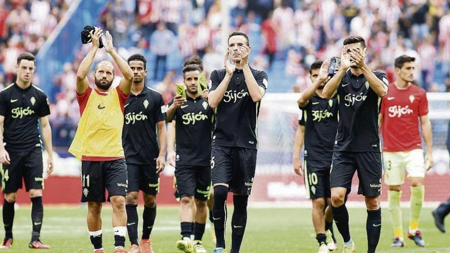 Los jugadores del Sporting agradecen a la Mareona su apoyo durante el duelo ante el Atlético.