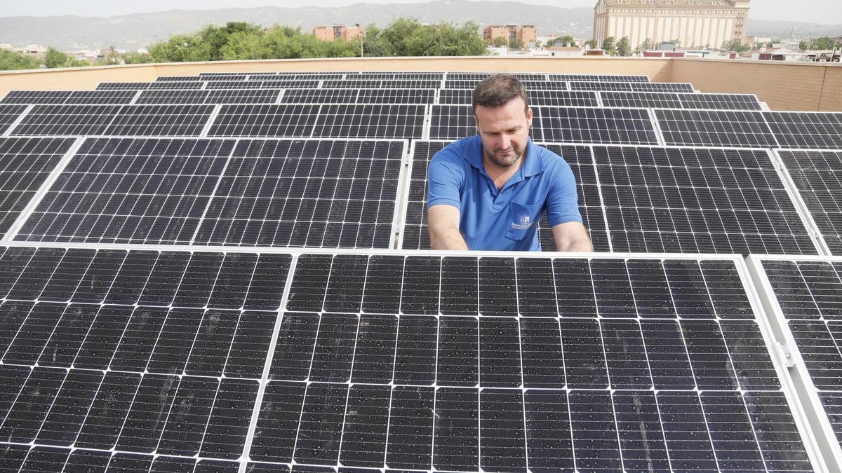 Imagen de archivo de instalación de placas solares.