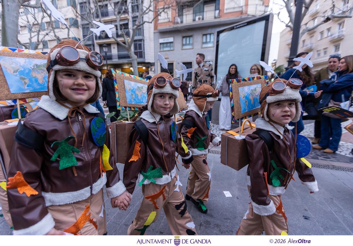 El viento sí respeta la Cavalcada del Ninot de Gandia que luce como nunca