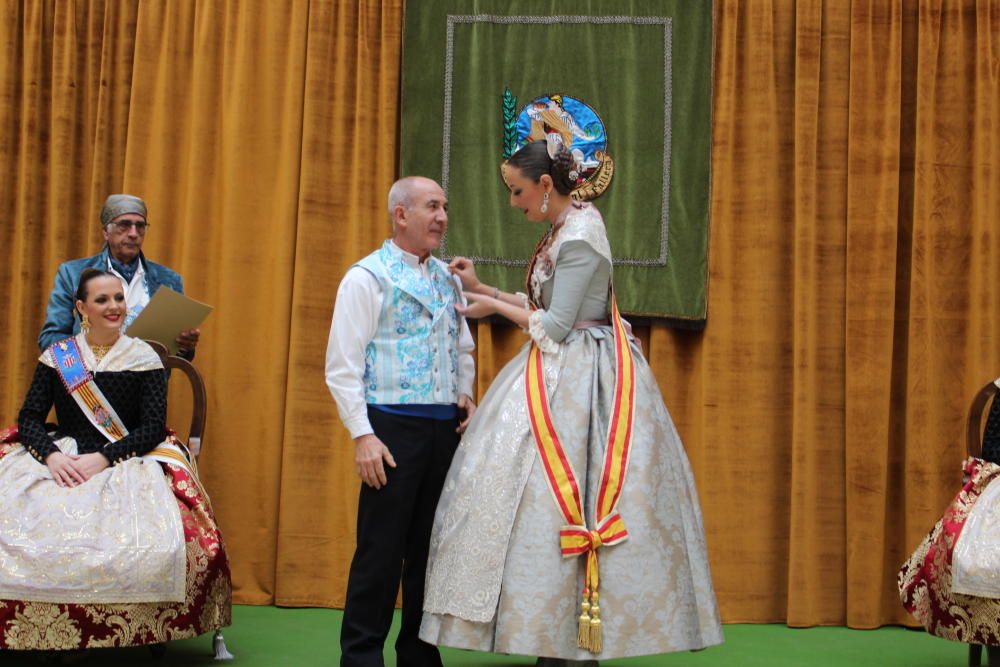 Intercambio de fotos con la fallera mayor e imposición de bunyols d'or