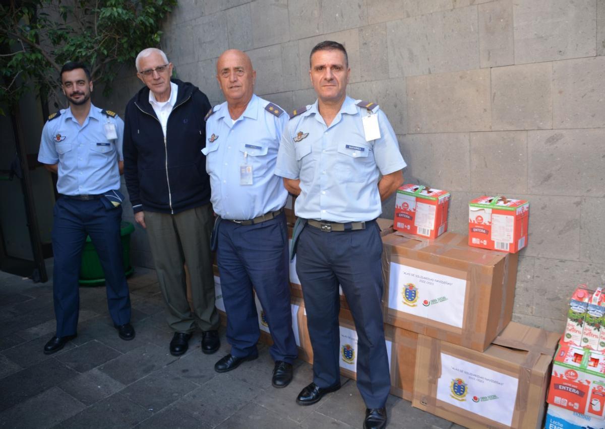 Entrega de alimentos a la Obra Social de Acogida y Desarrollo, en Las Palmas de Gran Canaria.