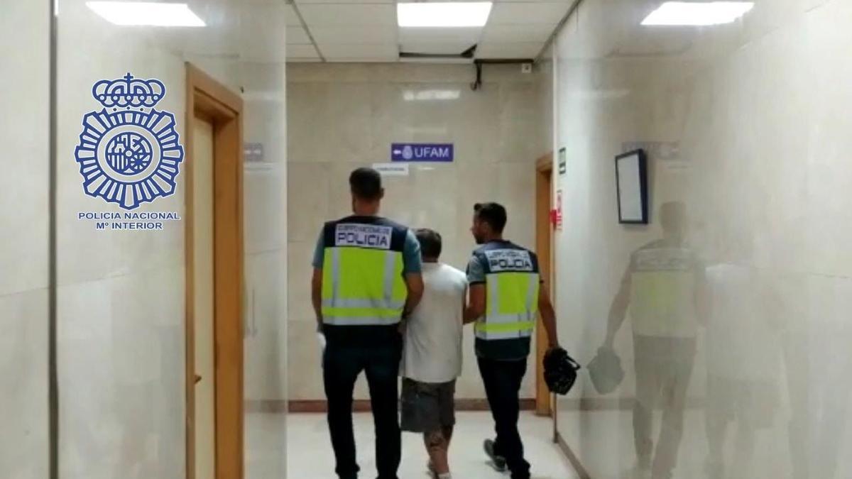 El detenido ya en las instalaciones policiales.