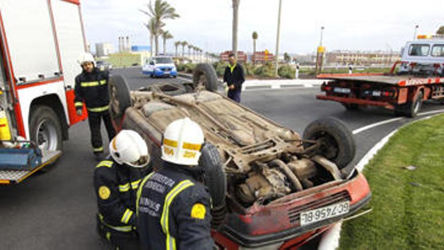 Los bomberos actúan sobre el vehículo accidentado. i GABRIEL FUSELLI