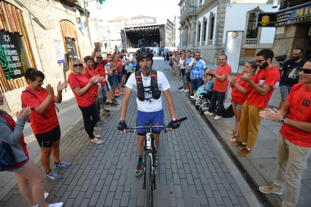 Loira parte de Pontevedra para recorrer Galicia en bici y patinete. // Gustavo Santos