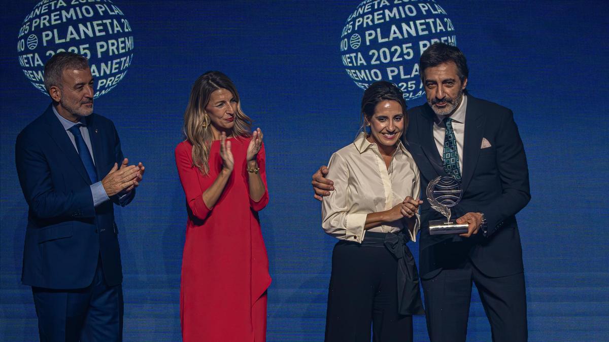 El escritor Juan del Val, ganador del premio Planeta, junto a la escritora Ángela Banzas, finalista, reciben el aplauso del alcalde Jaume Collboni y  la ministra de Trabajo, Yolanda Díaz