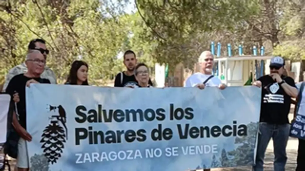 Un aniversario marcado por la protesta: Salvemos los Pinares de Venecia se manifiesta contra la ampliación del Parque de Atracciones de Zaragoza