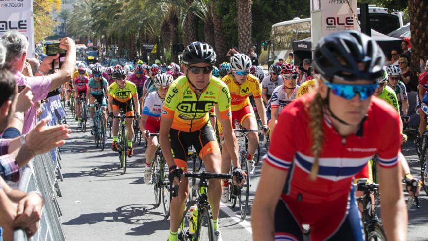 Salida de la tercera etapa de la Setmana Ciclista Valenciana por las calles de Alicante