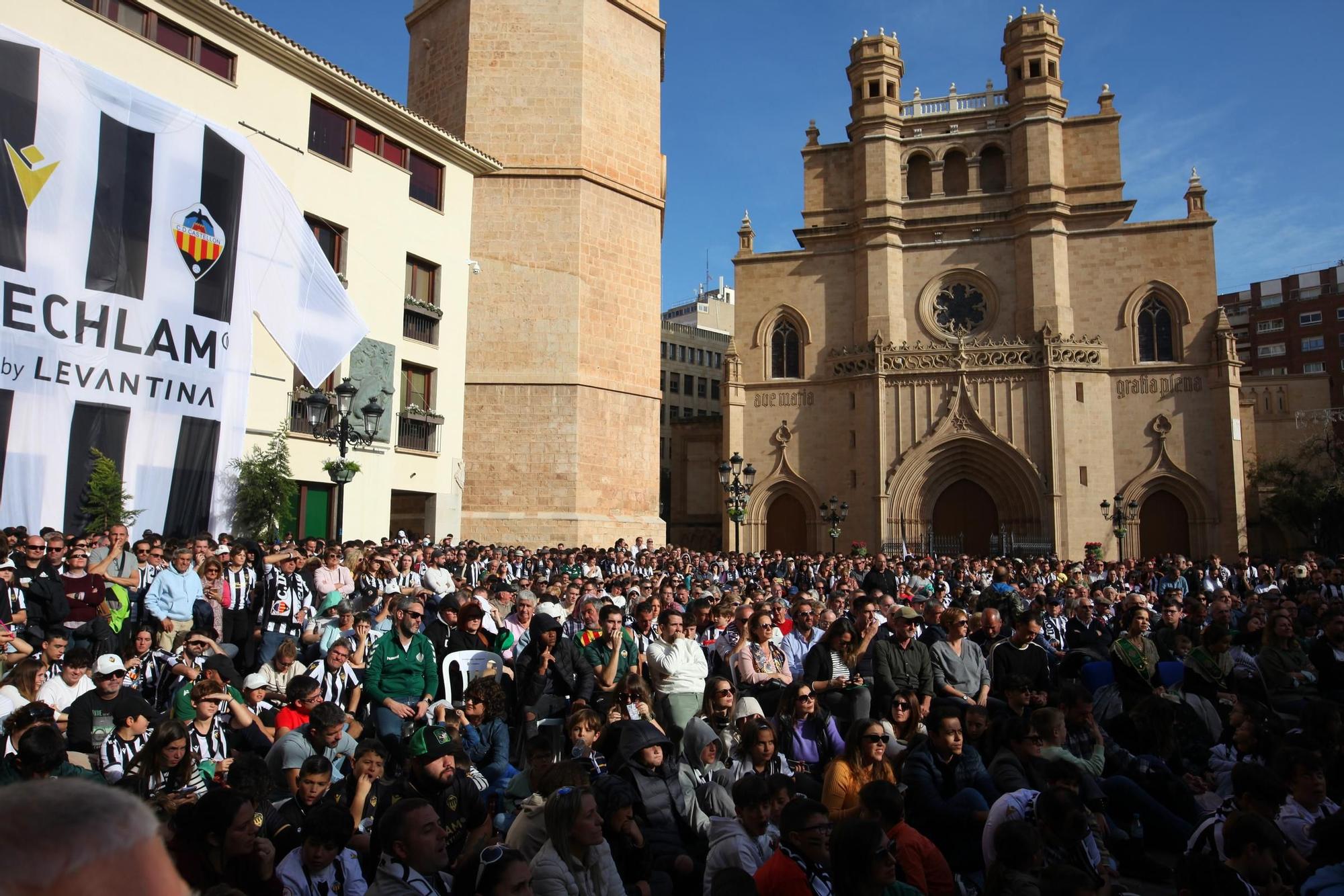 La plaza Mayor de Castelló se tiñe de albinegrismo en un día para el recuerdo