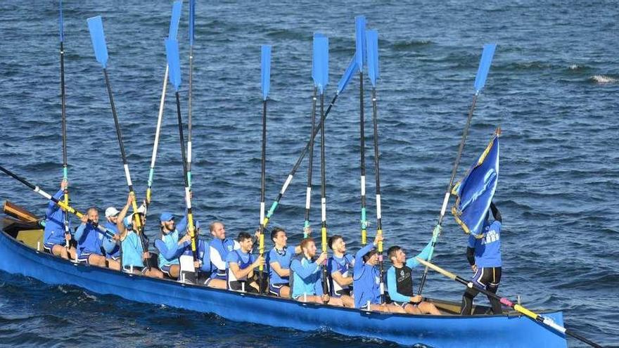 Los tripulantes de Ares festejan su victoria, ayer en el puerto de O Grove. // Muñiz