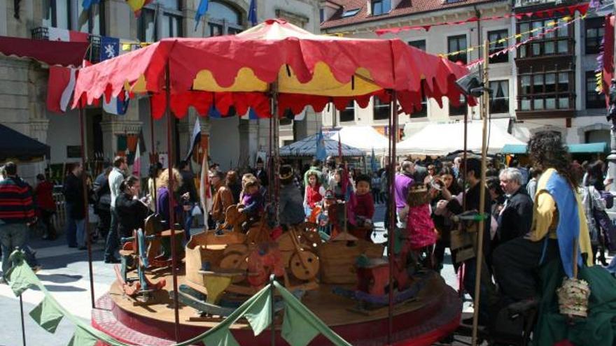 Un carrusel del mercado, instalado en la plaza del Ayuntamiento, ayer.