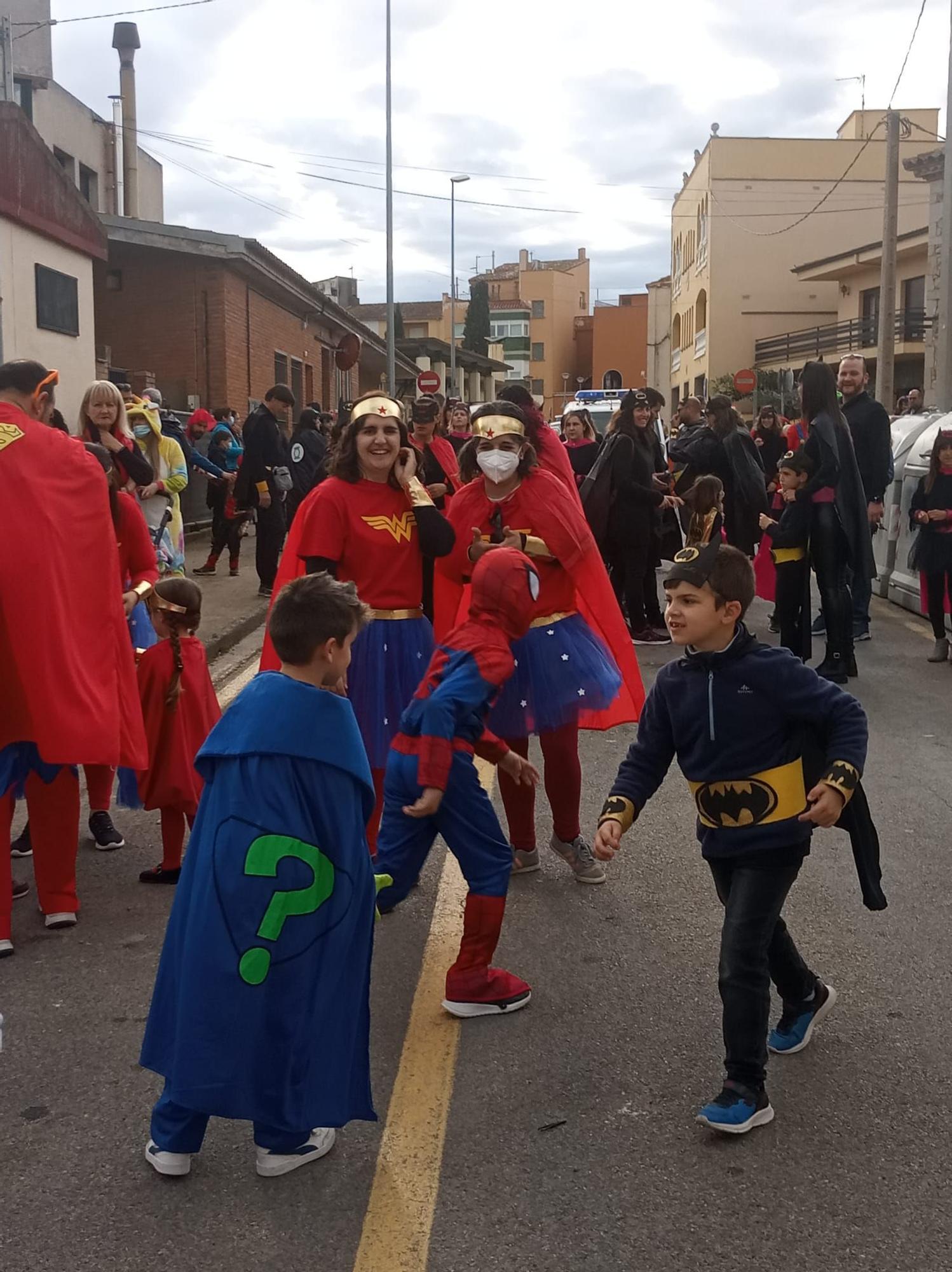 Superherois i superheroïnes prenen els carrers de Vilafant per celebrar Carnaval