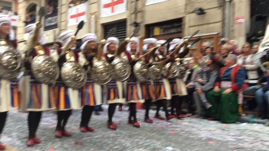 Primera escuadra femenina en la Entrada Mora de Alcoy