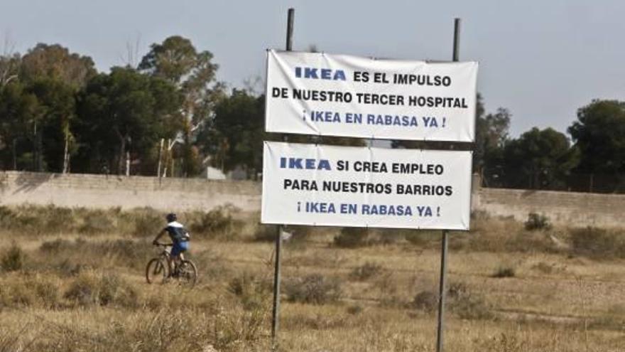 Carteles que colocaron los vecinos para pedir la implantación de Ikea en Rabasa.