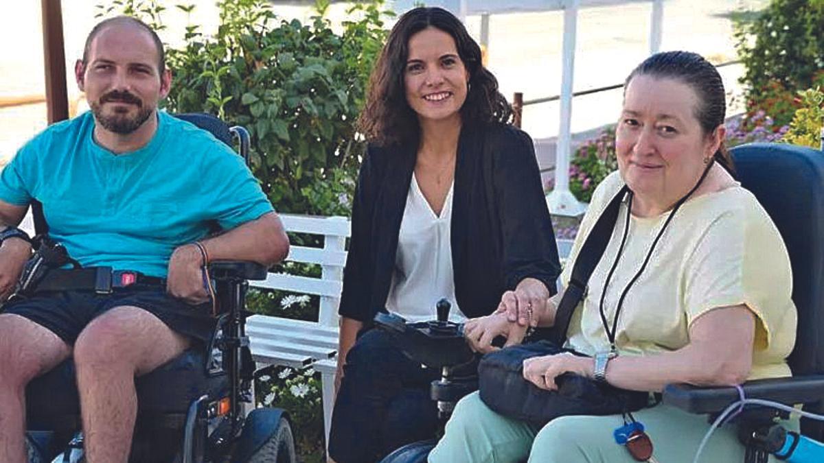 Carmen Laboreo, directora-gerente del Centro de Atención a Personas con Discapacidad Física (CAMF) de Pozoblanco, junto a dos usuarios del centro.