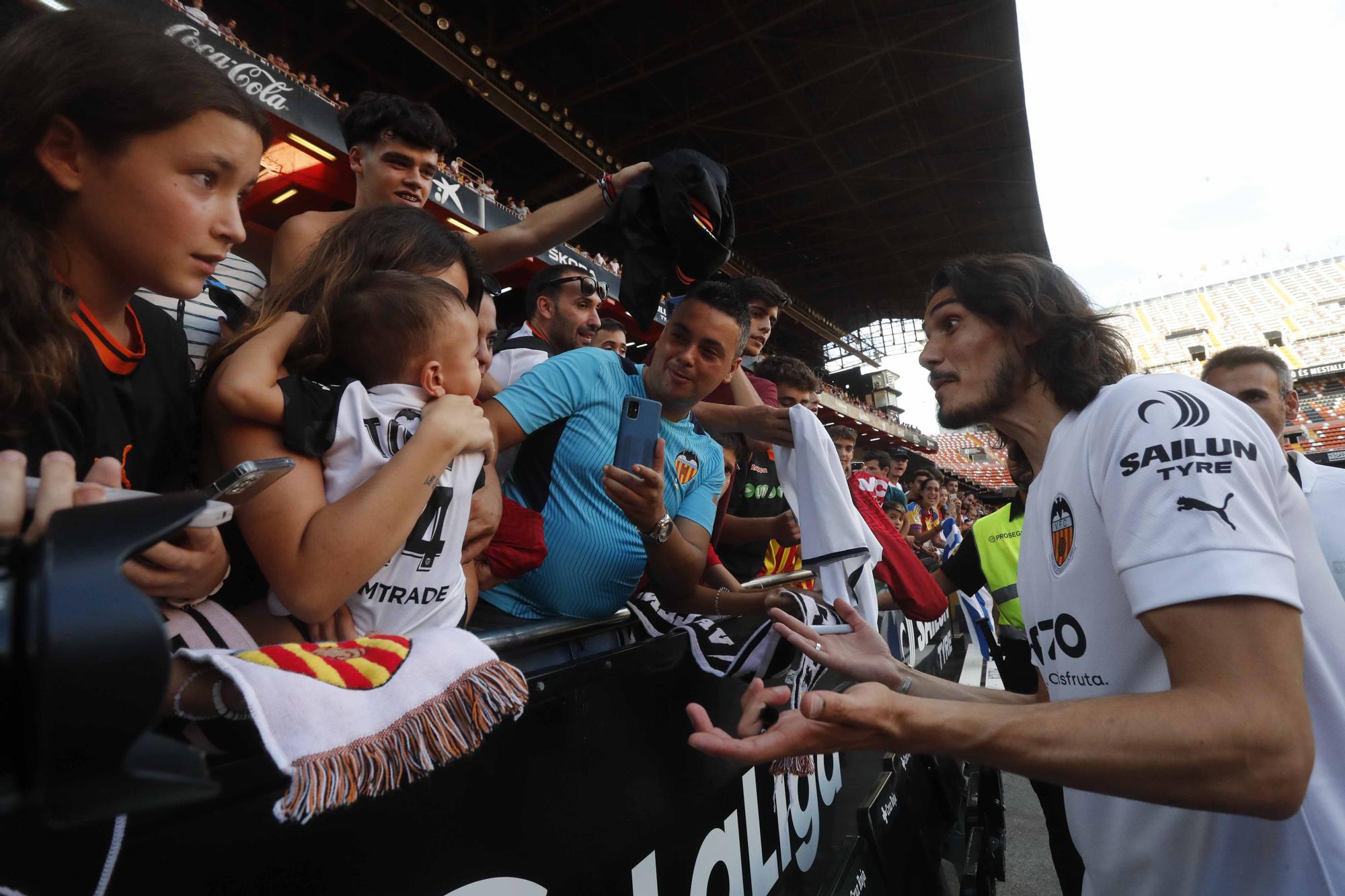 'Cavanimanía': Locura de la afición para dar la bienvenida a los fichajes del Valencia