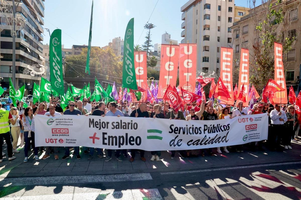 Protesta de los sindicatos para reclamar mejores salarios en los servicios públicos.