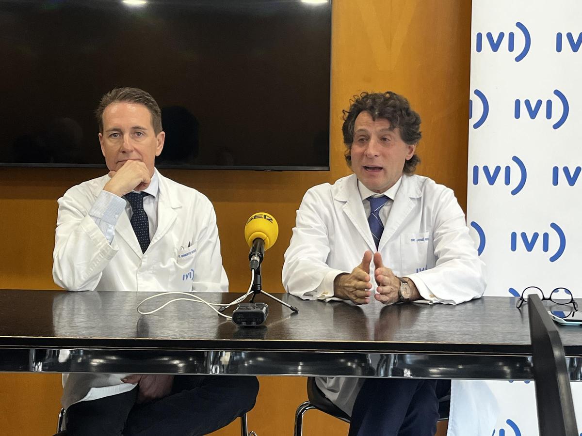 El doctor Ernesto Lluch y el doctor José Remohí durante la rueda de prensa.