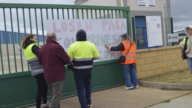 Concentración de los trabajadores a las puertas de la fábrica a principios de este año. | E. P.