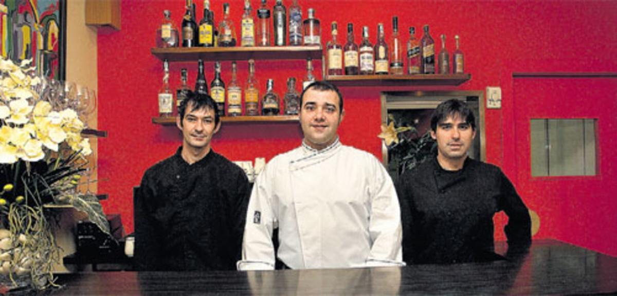 Dani Lechuga (en el centro), entre Jorge García y Patrick Picarín, tras la barra de servicio de Caldeni.