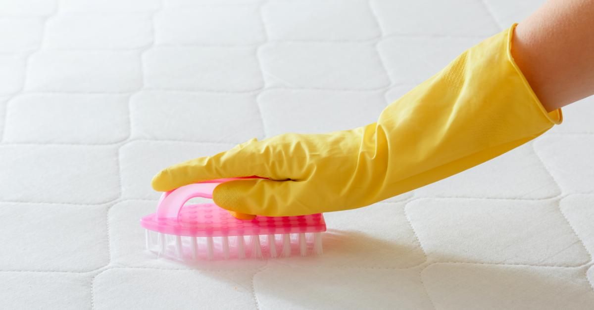 El truco de limpieza para eliminar las manchas amarillas del colchón.