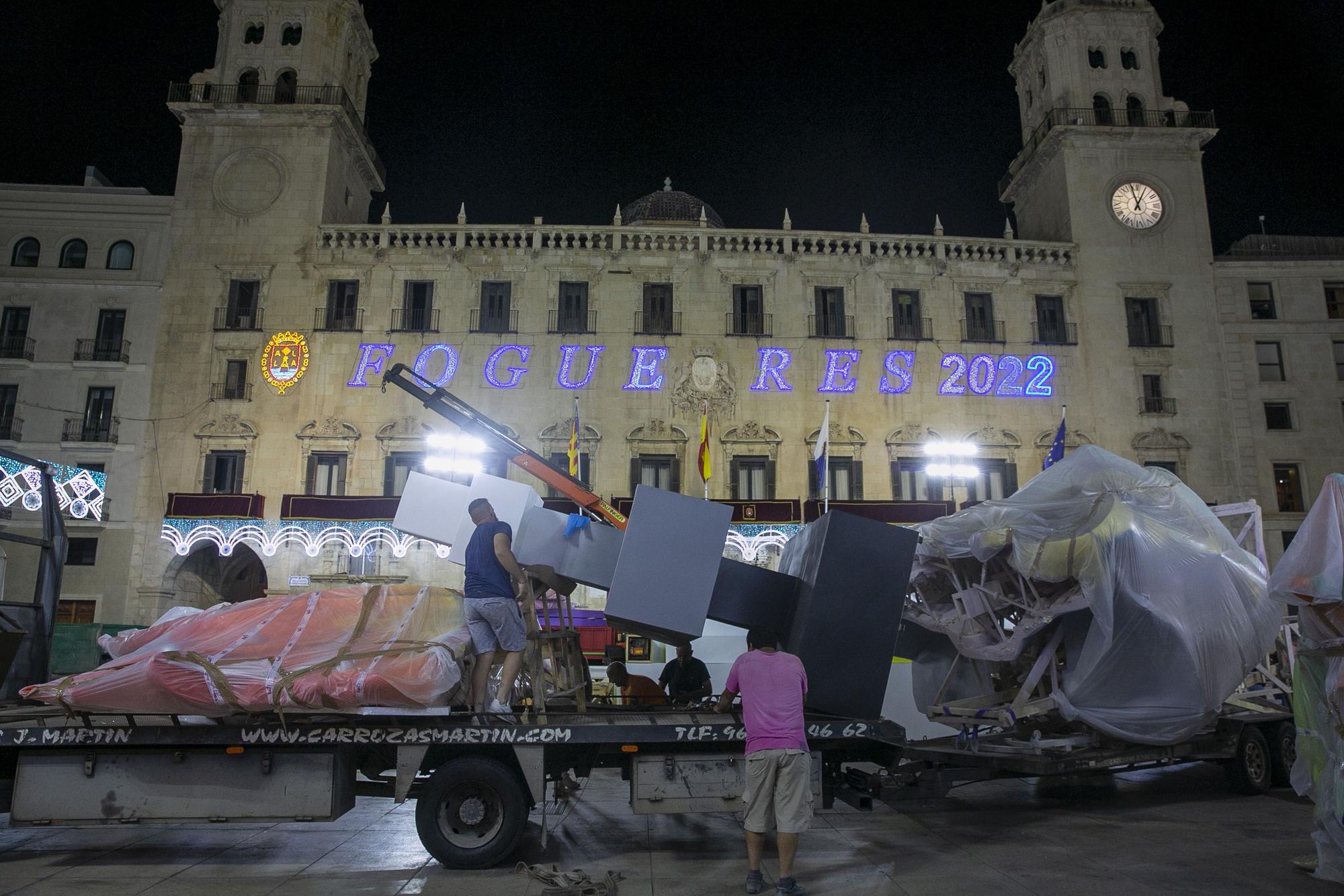 Espadero deposita en la plaza del Ayuntamiento los elementos más voluminosos de la Hoguera Oficial