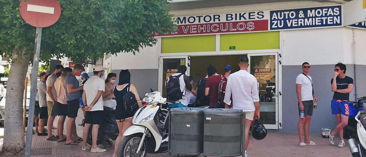 Clientes aguardan a la entrada de un ‘rent a car’ de Sant Antoni, la semana pasada.  | J.M.L.R.