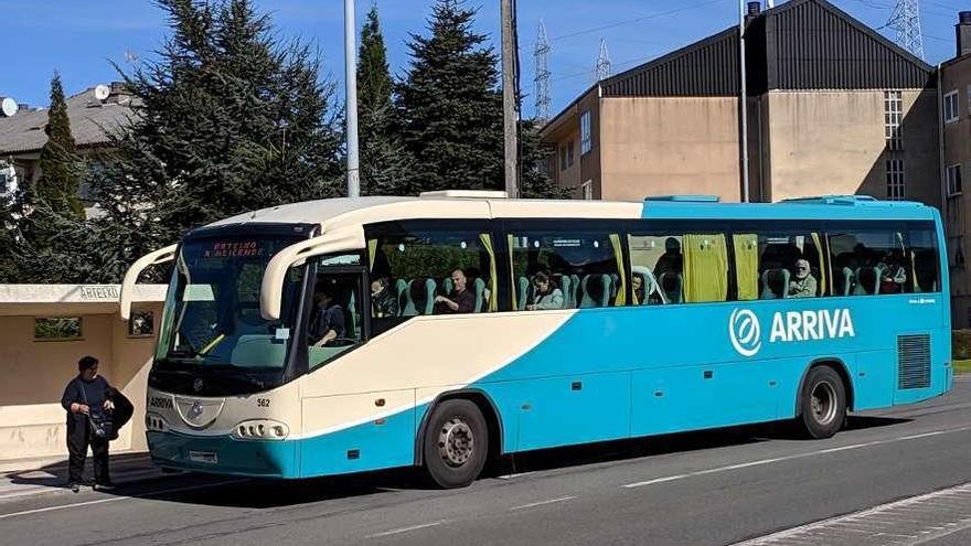 Un autobús recoge a un viajero en la urbanización de Sol y Mar, en Arteixo.
