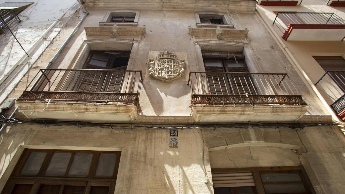 Fachada del edificio en ruinas de la calle Santa Rosa de Ontinyent en el que se va a intervenir, con un escudo nobiliario en la fachada.