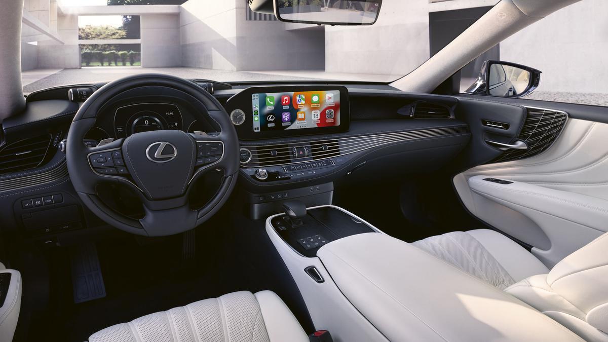 Interior amb el panell de control del Lexus LS