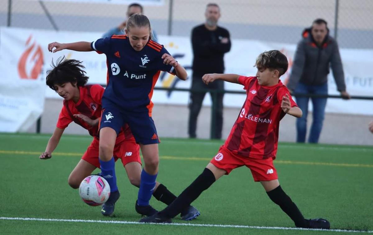 María, en acción, supera a dos rivales durante un partido