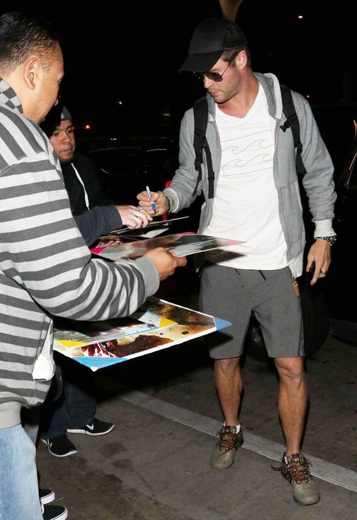 Chris Hemsworth muy atento con sus fans