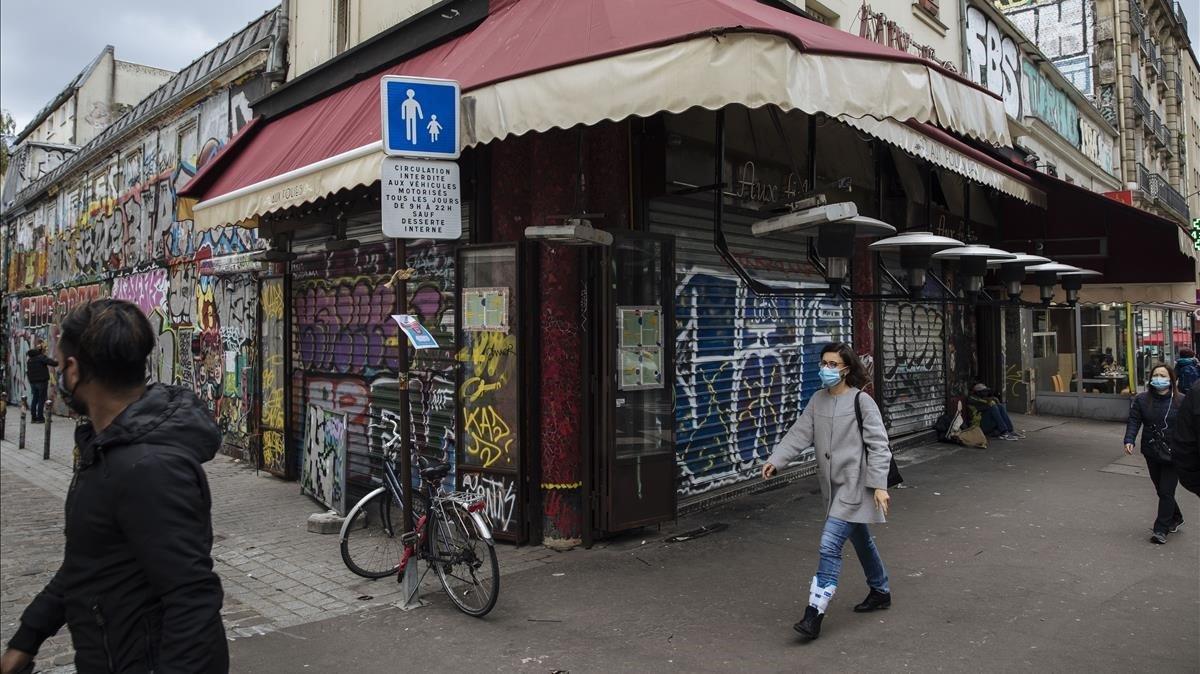 zentauroepp55288664 people walk by a closed bar  in paris  tuesday oct  6  2020 201006163243