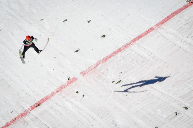 Markus Eisenbichler de Alemania compite en la ronda final de la competencia individual de la Copa del Mundo de salto de esquí FIS Flying Hill en Planica.