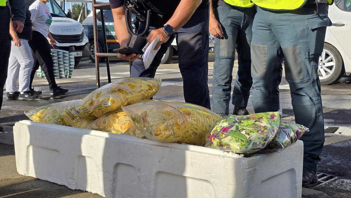 Bolsas de patatas y ensaladas revisadas por el Seprona y Policía Local en la Feria de Sevilla.