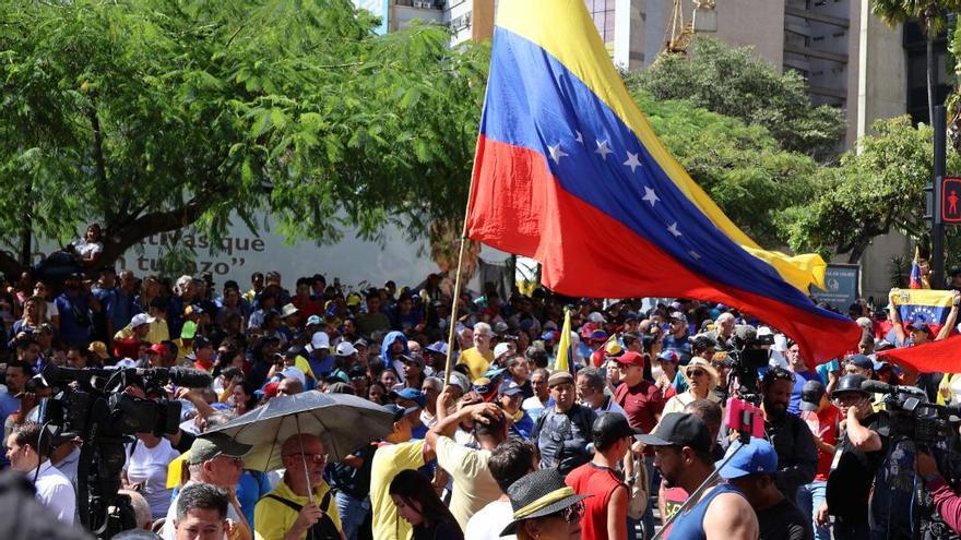 Seguidores de Nicolás Maduro muestran su apoyo en la previa de su investidura:  &quot;Venezuela es un país democrático&quot;