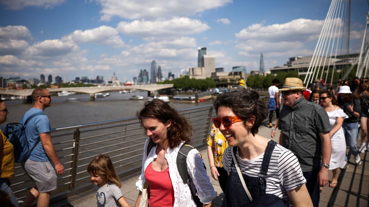 Londinenses paseando por el puente del Millenium, en Londres