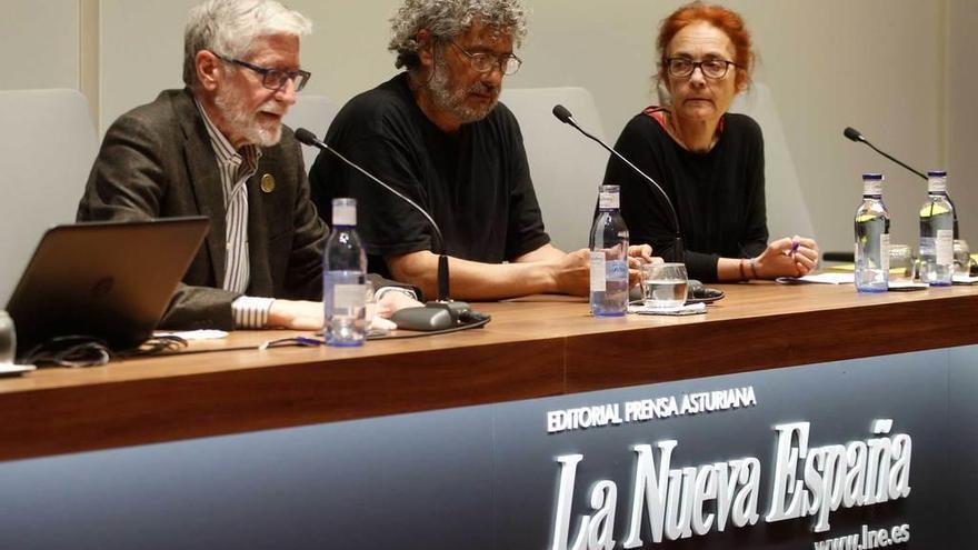 Ignacio Bernardo, Gustavo Castro y Celeste Intriago, ayer, en el Club Prensa Asturiana de LA NUEVA ESPAÑA.