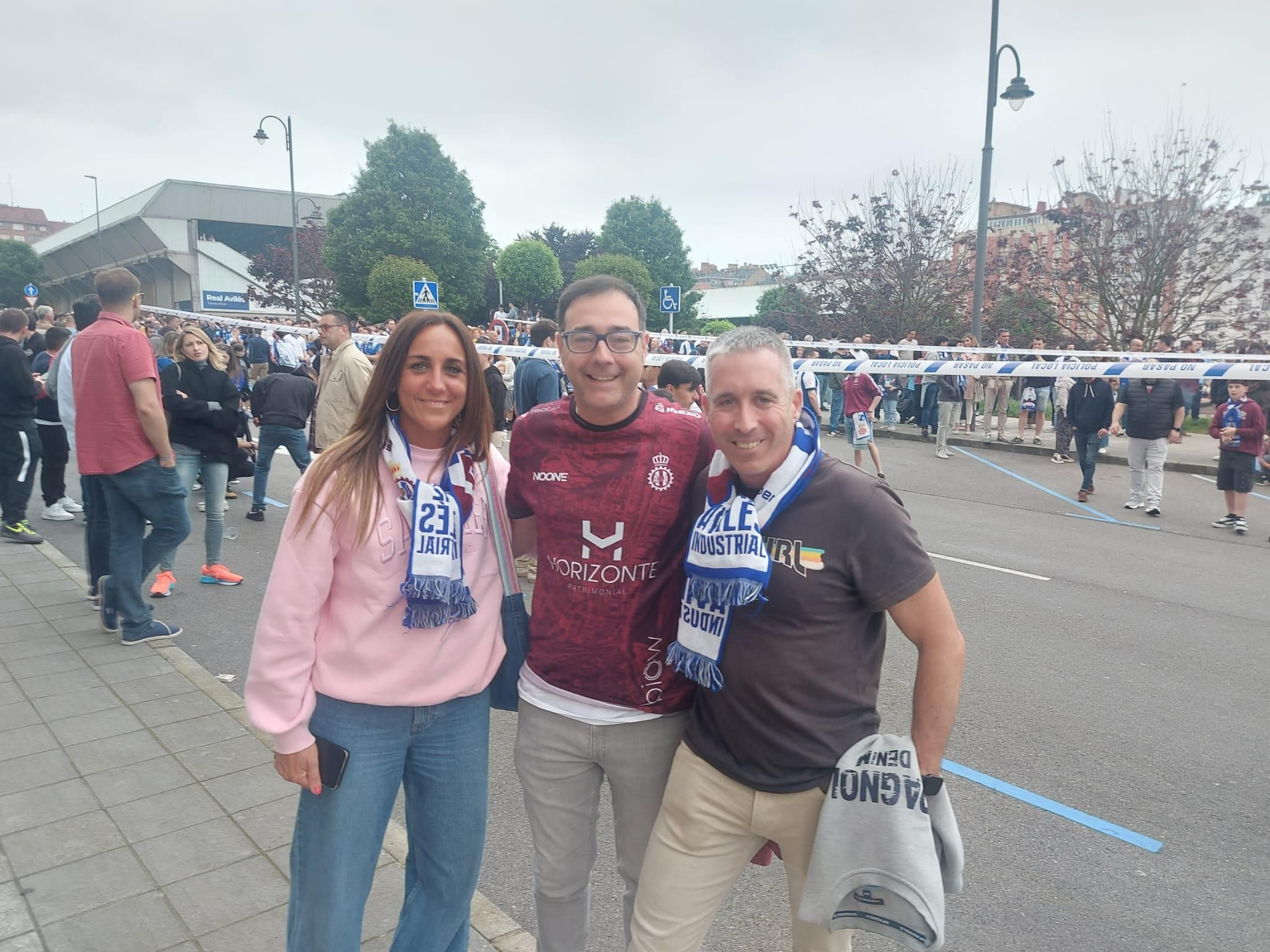 EN IMÁGENES: La afición del Avilés calienta motores antes del partido del posible ascenso
