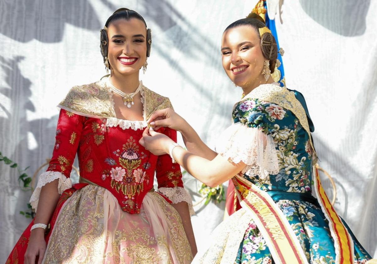 Lara Cuevas impone la insignia a Carmen Prades en la fiesta del 65 aniversario