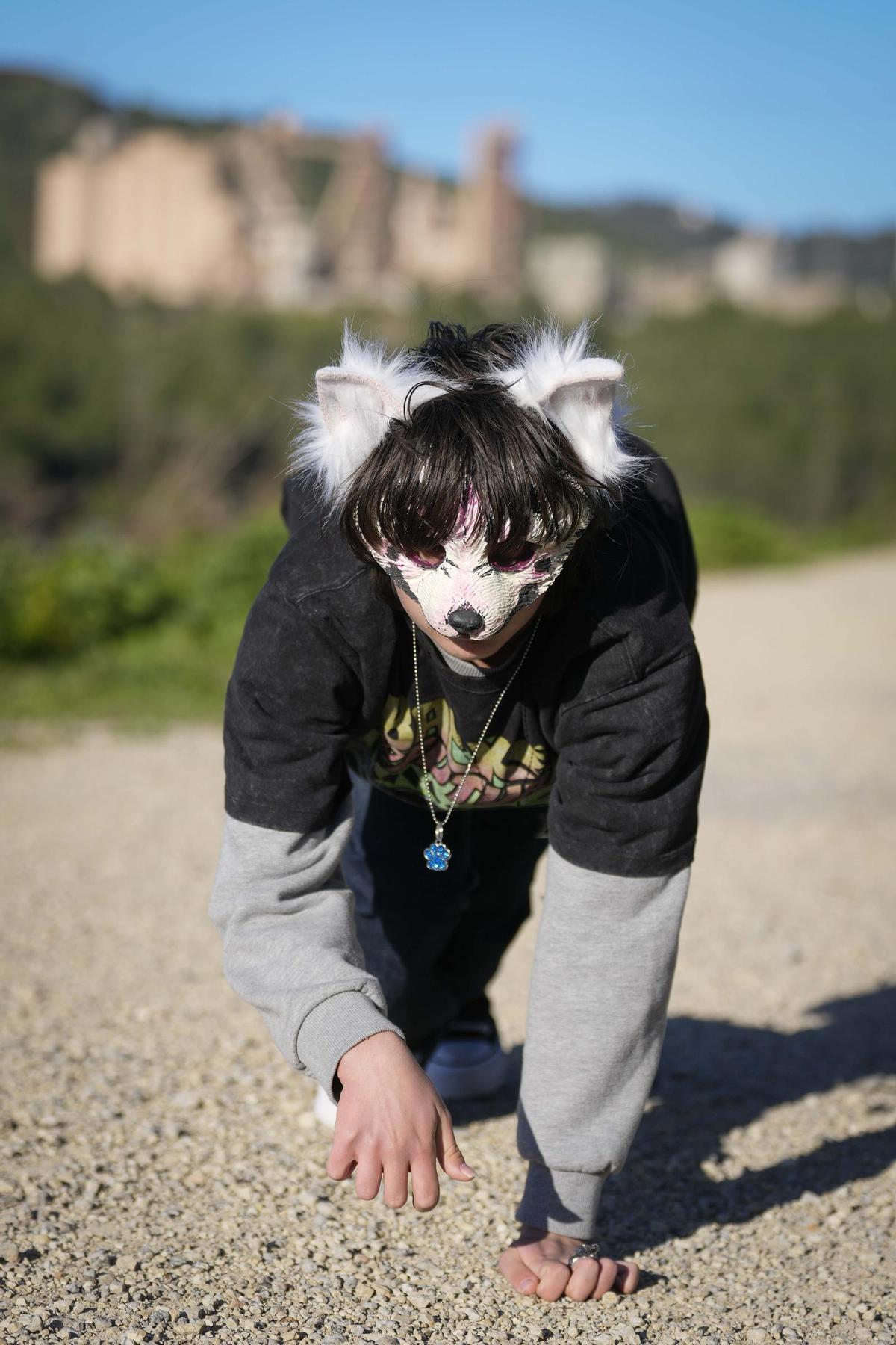 Un chico vestido como un 'therian'