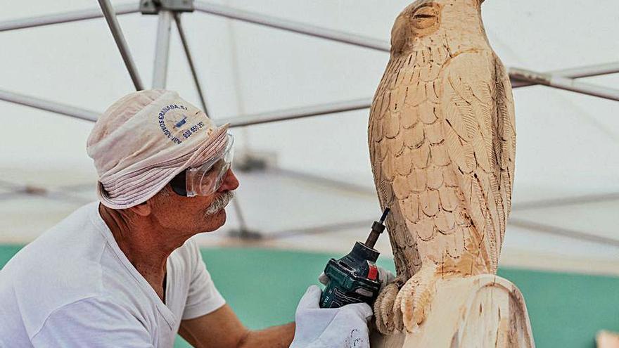 Los artistas tallaron y esculpieron sobre piezas de madera.