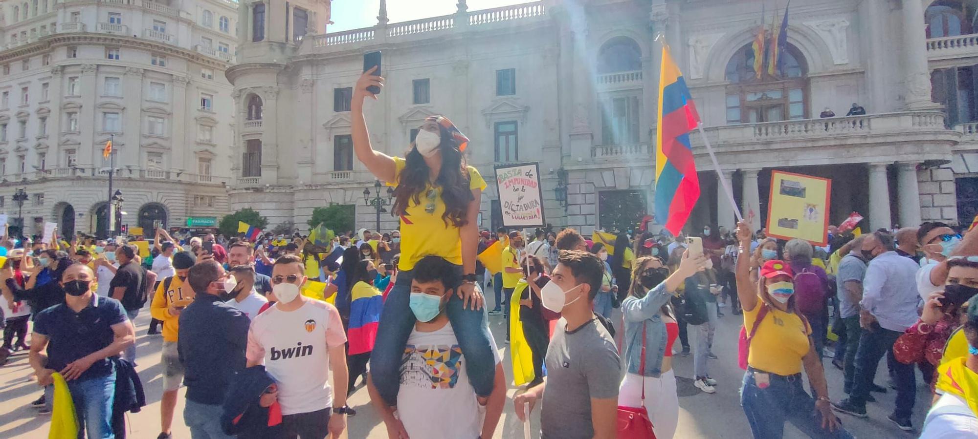 Decenas de colombianos se concentran en València en contra del gobierno de su país