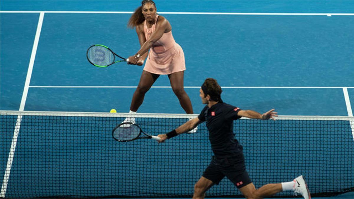 Federer ganó a Serena Williams en un partido histórico