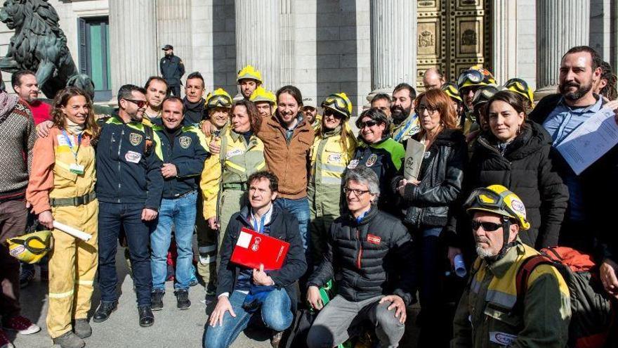 Una representación de los bomberos forestales,que han redactado la ley, con Pablo Iglesias, lider de Unidos Podemos.