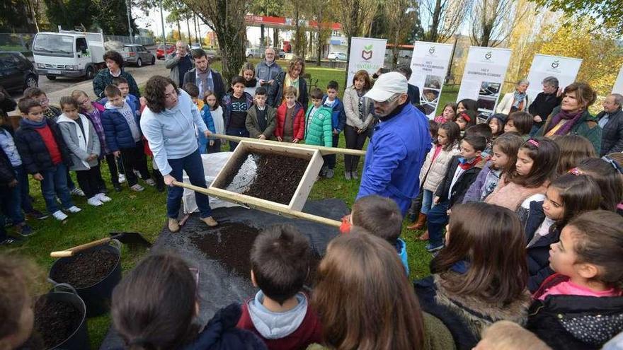 Vecinos y escolares ven el funcionamiento del compostaje, ayer, en Monte Porreiro. // Gustavo Santos