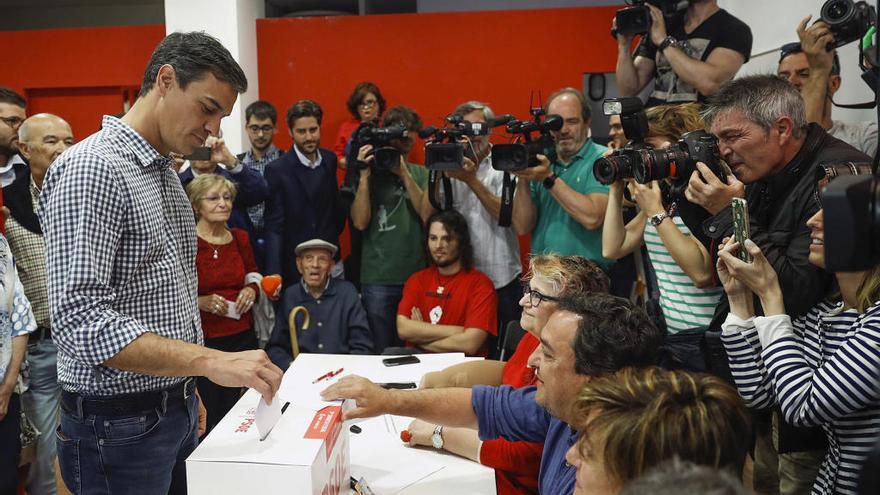 Pedro Sánchez vota en las primarias