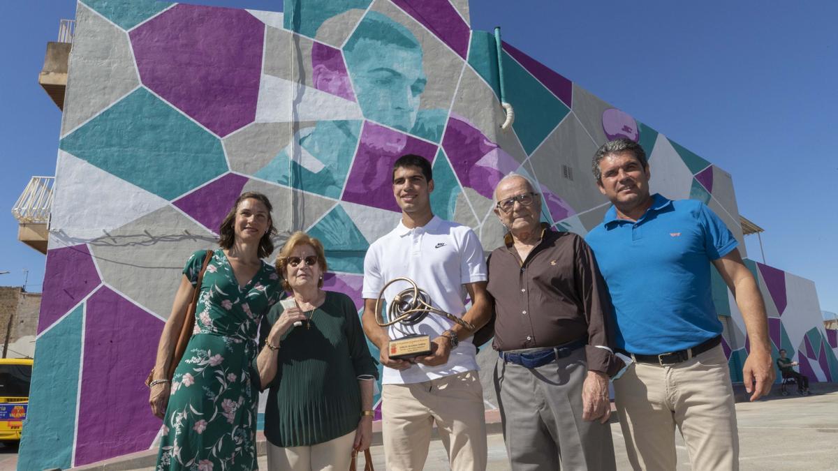 Carlos Alcaraz inaugura un grafiti en El Palmar