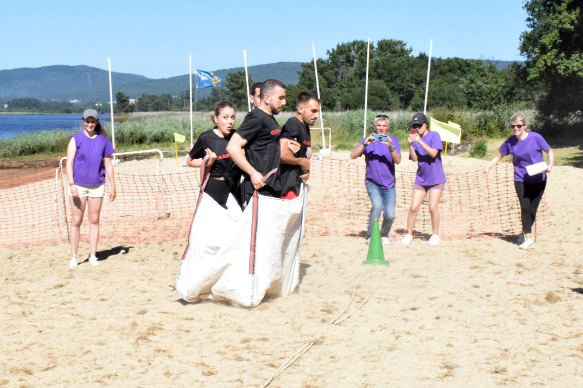 Las Olimpiadas de Aldea hacen de la playa de Vilarello la fusión de deporte y tradición