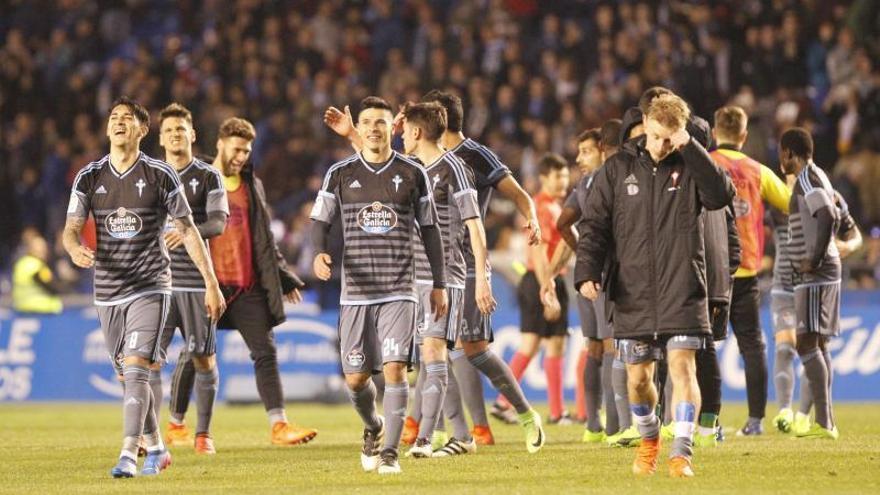 Los jugadores del Celta, tras ganar el derbi de la pasada temporada en Riazor.