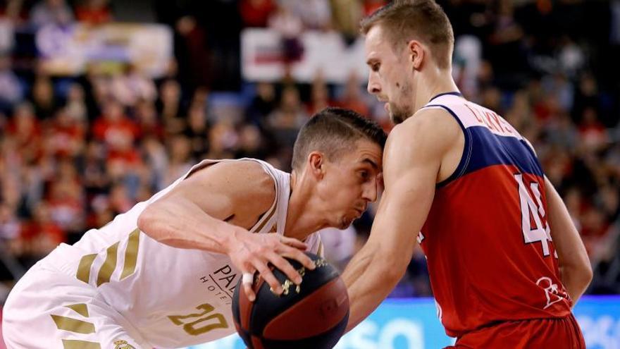 Jaycee Carroll defiende la posesión ante Deividas Dulkys.